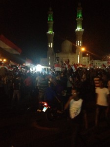 GROSSE DEMONSTRATION auch in Hurghada. Schon am Nachmittag war die Sheraton-Road voller Demonstranten. Hier die Volksfetsstimmung vor der neuen Moschee. Foto: Ashraf Sahleh