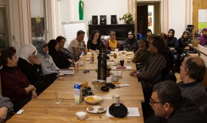 Diskussionsrunde im Mehrgenerationenhaus. Foto: rsp